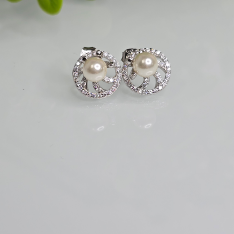 Ear studs pearl