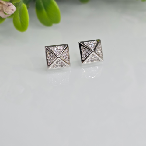 Ear studs pyramid